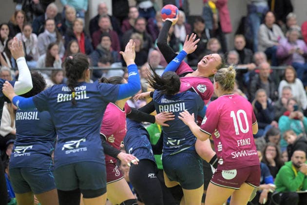 Carolin Huebner (TusSies Metzingen, 56) gegen den Block von Brasilien TusSies Metzingen vs. Brasilien, Handball, Testspiel, Saison 2025 2026, 25.11.2025 TusSies Metzingen vs. Brasilien, Handball, Testspiel, Saison 2025 2026, 25.11.2025 Holzgerlingen Copyright: xEibner-Pressefoto TobiasxBaurx EP_TBR