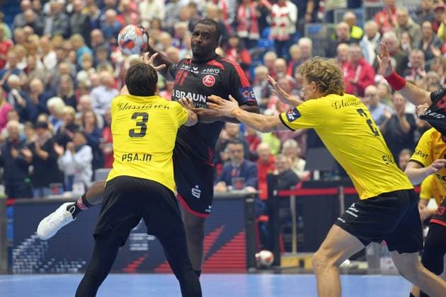 Sadou Ntanzi (MT Melsungen 91), Filip Psajd (HF Karlskrona 3), William Eskengren Svahn (HF Karlskrona 2) (R) , GER, MT Melsungen - HF Karlskrona (SWE)l, Handball, EHF European League Maenner, Group Matches, Saison 2025 2026, 25.11.2025, GER, MT Melsungen - HF Karlskrona, Handball, EHF Maenner, Group Matches, Saison 2025 2026, 25.11.2025 Kassel Copyright: xEibner-Pressefotox xRolandxSippelx EP_RSL