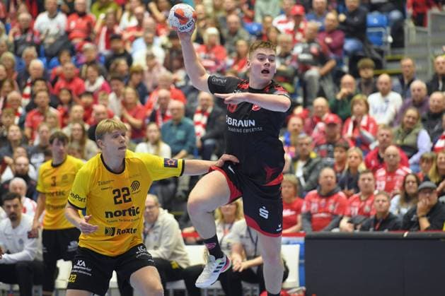Reynir Thor Stefansson (MT Melsungen 19) beim Wurf; Karl Joensson (HF Karlskrona 22) , GER, MT Melsungen - HF Karlskrona (SWE)l, Handball, EHF European League Maenner, Group Matches, Saison 2025 2026, 25.11.2025, GER, MT Melsungen - HF Karlskrona, Handball, EHF Maenner, Group Matches, Saison 2025 2026, 25.11.2025 Kassel Copyright: xEibner-Pressefotox xRolandxSippelx EP_RSL
