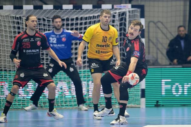 Bruno Eickhoff (MT Melsungen 53) (vorne), Albin Stenberg (HF Karlskrona 10), Olle Forsell Schefvert (MT Melsungen 25), Kristof Palasics (Torwart MT Melsungen 32) (hinten) , GER, MT Melsungen - HF Karlskrona (SWE)l, Handball, EHF European League Maenner, Group Matches, Saison 2025 2026, 25.11.2025, GER, MT Melsungen - HF Karlskrona, Handball, EHF Maenner, Group Matches, Saison 2025 2026, 25.11.2025 Kassel Copyright: xEibner-Pressefotox xRolandxSippelx EP_RSL