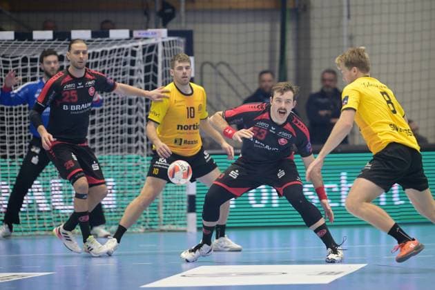 Bruno Eickhoff (MT Melsungen 53) (vorne), Hugo Sivertsson (HF Karlskrona 8), Albin Stenberg (HF Karlskrona 10), Olle Forsell Schefvert (MT Melsungen 25), Kristof Palasics (Torwart MT Melsungen 32) (hinten) , GER, MT Melsungen - HF Karlskrona (SWE)l, Handball, EHF European League Maenner, Group Matches, Saison 2025 2026, 25.11.2025, GER, MT Melsungen - HF Karlskrona, Handball, EHF Maenner, Group Matches, Saison 2025 2026, 25.11.2025 Kassel Copyright: xEibner-Pressefotox xRolandxSippelx EP_RSL
