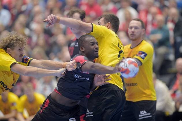 Sadou Ntanzi (MT Melsungen 91) (am Ball), William Eskengren Svahn (HF Karlskrona 2) (L), Jonathan Andersson (HF Karlskrona 77) (M) , GER, MT Melsungen - HF Karlskrona (SWE)l, Handball, EHF European League Maenner, Group Matches, Saison 2025 2026, 25.11.2025, GER, MT Melsungen - HF Karlskrona, Handball, EHF Maenner, Group Matches, Saison 2025 2026, 25.11.2025 Kassel Copyright: xEibner-Pressefotox xRolandxSippelx EP_RSL