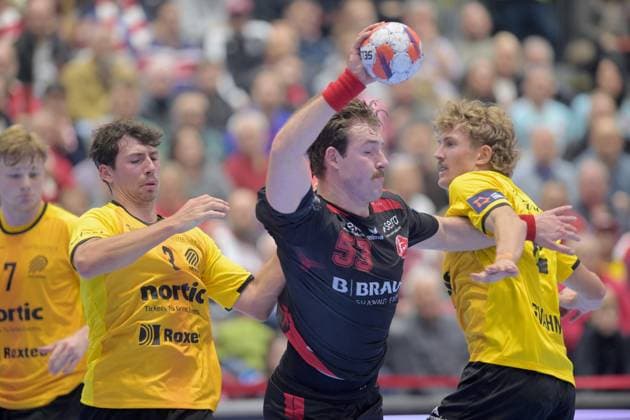 Bruno Eickhoff (MT Melsungen 53) (am Ball), Filip Psajd (HF Karlskrona 3) (L), William Eskengren Svahn (HF Karlskrona 2) (R) , GER, MT Melsungen - HF Karlskrona (SWE)l, Handball, EHF European League Maenner, Group Matches, Saison 2025 2026, 25.11.2025, GER, MT Melsungen - HF Karlskrona, Handball, EHF Maenner, Group Matches, Saison 2025 2026, 25.11.2025 Kassel Copyright: xEibner-Pressefotox xRolandxSippelx EP_RSL