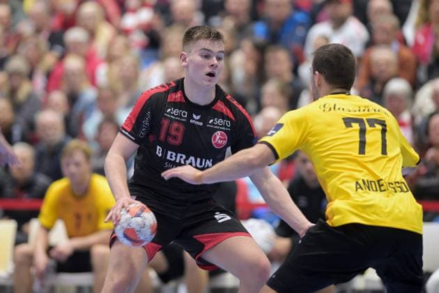 Reynir Thor Stefansson (MT Melsungen 19) (am Ball), Jonathan Andersson (HF Karlskrona 77) , GER, MT Melsungen - HF Karlskrona (SWE)l, Handball, EHF European League Maenner, Group Matches, Saison 2025 2026, 25.11.2025, GER, MT Melsungen - HF Karlskrona, Handball, EHF Maenner, Group Matches, Saison 2025 2026, 25.11.2025 Kassel Copyright: xEibner-Pressefotox xRolandxSippelx EP_RSL