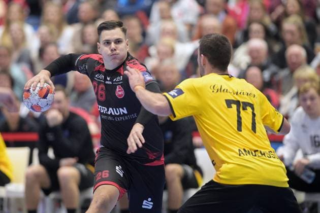 Rene Andrei (MT Melsungen 26) (am Ball), Jonathan Andersson (HF Karlskrona 77) , GER, MT Melsungen - HF Karlskrona (SWE)l, Handball, EHF European League Maenner, Group Matches, Saison 2025 2026, 25.11.2025, GER, MT Melsungen - HF Karlskrona, Handball, EHF Maenner, Group Matches, Saison 2025 2026, 25.11.2025 Kassel Copyright: xEibner-Pressefotox xRolandxSippelx EP_RSL