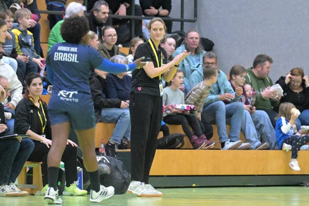 Miriam Hirsch (TusSies Metzingen, Trainerin) TusSies Metzingen vs. Brasilien, Handball, Testspiel, Saison 2025 2026, 25.11.2025 TusSies Metzingen vs. Brasilien, Handball, Testspiel, Saison 2025 2026, 25.11.2025 Holzgerlingen Copyright: xEibner-Pressefoto TobiasxBaurx EP_TBR