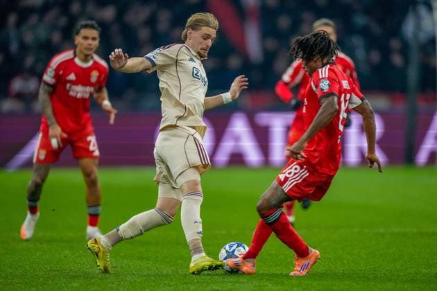 AMSTERDAM , 25-11-2025 , JohanCruyff Arena , season 2025 2026 , UEFA Champions League football , League phase Matchday 5 , match between Ajax and Benfica , picture shows Ajax player Kenneth Taylor vs Benfica player Leandro Barreiro Ajax - Benfica  x32195677x Copyright: