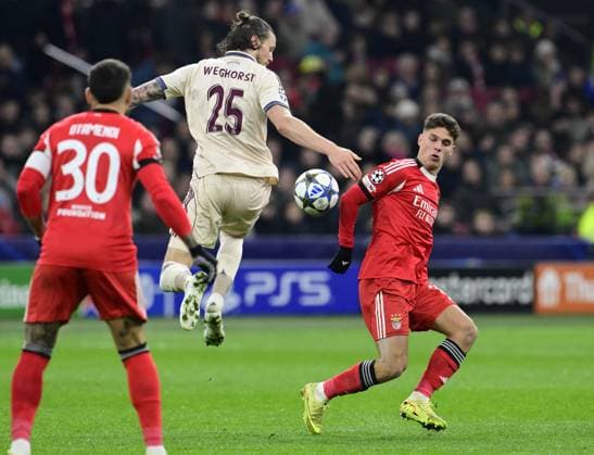 AMSTERDAM (l-r) Wout Weghorst of AFC Ajax, Georgiy Sudakov of Benfica during the Champions League match between AFC Ajax and Benfica at the Johan Cruijff ArenA on November 25, 2025, in Amsterdam, Netherlands. ANP OLAF KRAAK UEFA Champions League Matchday 5 2025-2026 xVIxANPxSportx xxANPxIVx 543055172 originalFilename: 543055172.jpg