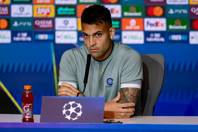 FC Internazionale Milano Training Session And press conference, PK, Pressekonferenz - UEFA Champions League 2025 26 League Phase MD5 Lautaro Martinez of FC Internazionale speaks during the Press Conference ahead of the UEFA Champions League 2024 25 match against Atletico de Madrid at Estadio Riyadh Air Metropolitano on November 25, 2025 in Madrid, Spain. Madrid Estadio Riyadh Air Metropolitano Madrid Spain Copyright: xAlbertoxGardinx AGardin_20251125_Foot_Champ_Inter_Press_0209
