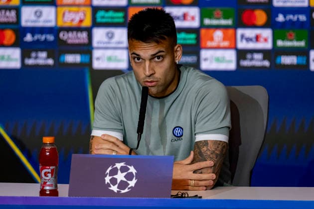 FC Internazionale Milano Training Session And press conference, PK, Pressekonferenz - UEFA Champions League 2025 26 League Phase MD5 Lautaro Martinez of FC Internazionale speaks during the Press Conference ahead of the UEFA Champions League 2024 25 match against Atletico de Madrid at Estadio Riyadh Air Metropolitano on November 25, 2025 in Madrid, Spain. Madrid Estadio Riyadh Air Metropolitano Madrid Spain Copyright: xAlbertoxGardinx AGardin_20251125_Foot_Champ_Inter_Press_0210
