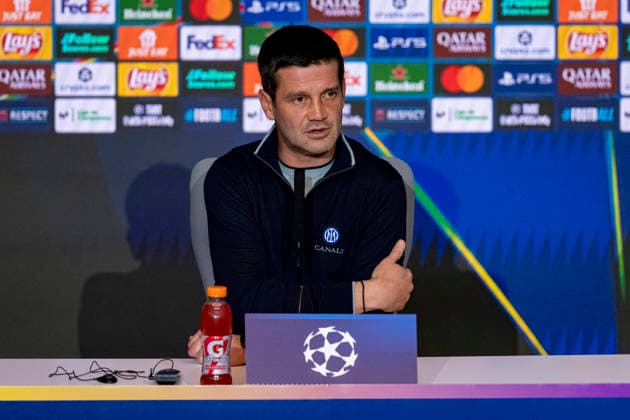 FC Internazionale Milano Training Session And press conference, PK, Pressekonferenz - UEFA Champions League 2025 26 League Phase MD5 Cristian Chivu, Head Coach of FC Internazionale, speaks during the Press Conference ahead of the UEFA Champions League 2024 25 match against Atletico de Madrid at Estadio Riyadh Air Metropolitano on November 25, 2025 in Madrid, Spain. Madrid Estadio Riyadh Air Metropolitano Madrid Spain Copyright: xAlbertoxGardinx AGardin_20251125_Foot_Champ_Inter_Press_0235