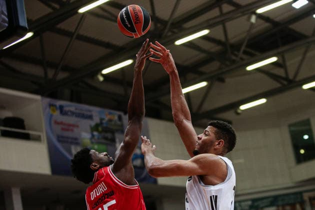 Hapoel s Daniel Oturu in action against Real Madrid s Edy Tavares during the Euroleague game between Hapoel IBI Tel Aviv vs Real Madrid - Arena Botevgrad in Botevgrad, Bulgaria on November 25, 2025  Copyright: xIvanxSxIvanov IPAxSportx xipa-agency.netx xx IPA_68373107 IPA_Agency_IPA68373107