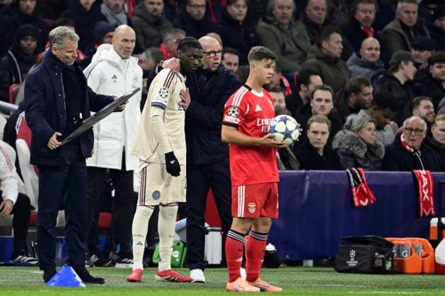 AMSTERDAM (l-r) Jorthy Mokio of AFC Ajax, AFC Ajax coach Fred Grim during the Champions League match between AFC Ajax and Benfica at the Johan Cruijff ArenA on November 25, 2025, in Amsterdam, Netherlands. ANP OLAF KRAAK UEFA Champions League Matchday 5 2025-2026 xVIxANPxSportx xxANPxIVx 543055844 originalFilename: 543055844.jpg