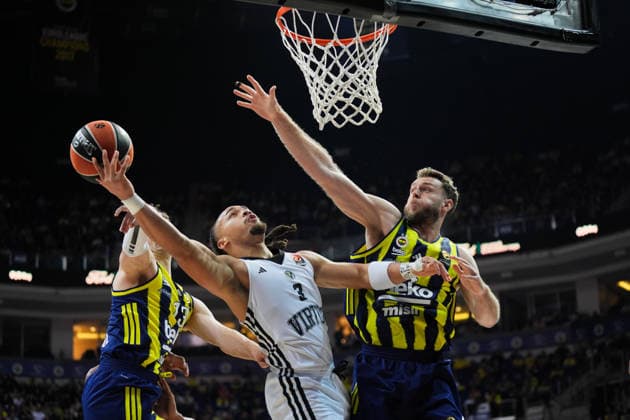 Fenerbahce Beko v Virtus Bologna - EuroLeague ISTANBUL, TURKIYE – NOVEMBER 25: Fenerbahce Beko player Nicolo Melli (4) challenges Virtus Bologna player Carsen Edwards (3) during a play in the EuroLeague week 13 match between Fenerbahce Beko and Virtus Bologna at Ulker Sports and Event Hall in Istanbul, Turkiye on November 25, 2025. Adem Kutucu Anadolu Istanbul Turkey. Editorial use only. Please get in touch for any other usage.  Copyright: x2025xAnadoluxAdemxKutucux