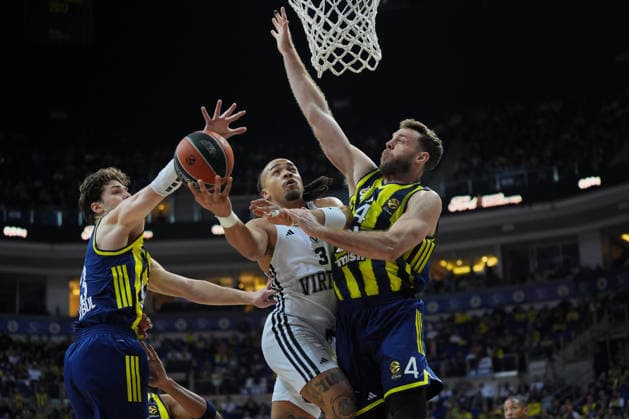 Fenerbahce Beko v Virtus Bologna - EuroLeague ISTANBUL, TURKIYE – NOVEMBER 25: Fenerbahce Beko player Nicolo Melli (4) challenges Virtus Bologna player Carsen Edwards (3) during a play in the EuroLeague week 13 match between Fenerbahce Beko and Virtus Bologna at Ulker Sports and Event Hall in Istanbul, Turkiye on November 25, 2025. Adem Kutucu Anadolu Istanbul Turkey. Editorial use only. Please get in touch for any other usage.  Copyright: x2025xAnadoluxAdemxKutucux