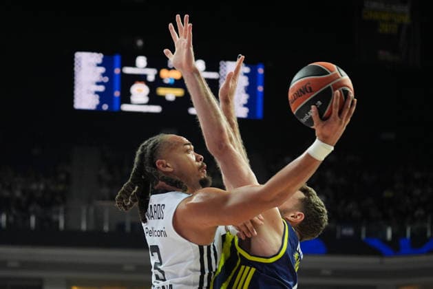 Fenerbahce Beko v Virtus Bologna - EuroLeague ISTANBUL, TURKIYE – NOVEMBER 25: Fenerbahce Beko player Nicolo Melli (4) challenges Virtus Bologna player Carsen Edwards (3) during a play in the EuroLeague week 13 match between Fenerbahce Beko and Virtus Bologna at Ulker Sports and Event Hall in Istanbul, Turkiye on November 25, 2025. Adem Kutucu Anadolu Istanbul Turkey. Editorial use only. Please get in touch for any other usage.  Copyright: x2025xAnadoluxAdemxKutucux