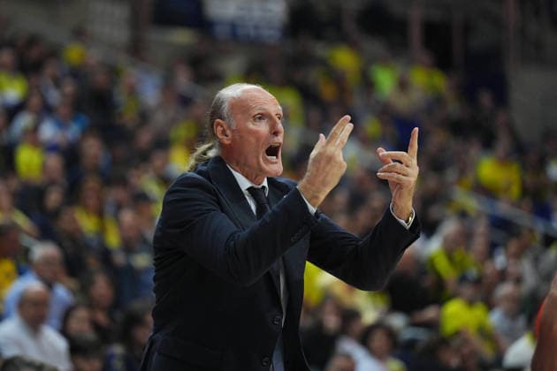 Fenerbahce Beko v Virtus Bologna - EuroLeague ISTANBUL, TURKIYE – NOVEMBER 25: Head coach Dusko Ivanovic of Virtus Bologna gives tactics to his players during the EuroLeague week 13 match between Fenerbahce Beko and Virtus Bologna at Ulker Sports and Event Hall in Istanbul, Turkiye on November 25, 2025. Adem Kutucu Anadolu Istanbul Turkey. Editorial use only. Please get in touch for any other usage.  Copyright: x2025xAnadoluxAdemxKutucux
