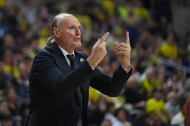 Fenerbahce Beko v Virtus Bologna - EuroLeague ISTANBUL, TURKIYE – NOVEMBER 25: Head coach Dusko Ivanovic of Virtus Bologna gives tactics to his players during the EuroLeague week 13 match between Fenerbahce Beko and Virtus Bologna at Ulker Sports and Event Hall in Istanbul, Turkiye on November 25, 2025. Adem Kutucu Anadolu Istanbul Turkey. Editorial use only. Please get in touch for any other usage.  Copyright: x2025xAnadoluxAdemxKutucux