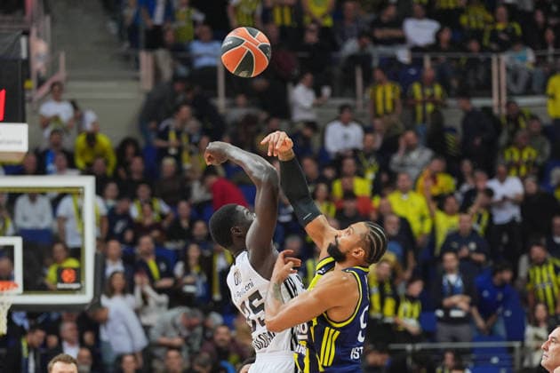 Fenerbahce Beko v Virtus Bologna - EuroLeague ISTANBUL, TURKIYE – NOVEMBER 25: Fenerbahce Beko player Khem Birch challenges Virtus Bologna player Mouhamet during a play in the EuroLeague week 13 match between Fenerbahce Beko and Virtus Bologna at Ulker Sports and Event Hall in Istanbul, Turkiye on November 25, 2025. Adem Kutucu Anadolu Istanbul Turkey. Editorial use only. Please get in touch for any other usage.  Copyright: x2025xAnadoluxAdemxKutucux