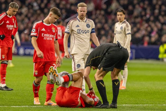 Davy Klaassen and Richard Rios seen during Champions League league phase game between AFC Ajax and SL Benfica (Maciej Rogowski Ball Raw Images) Amsterdam Johan Cruyff Arena Netherlands Copyright: xMaciejxRogowskix _ROG5897
