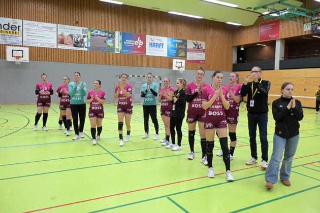 die TusSies bedanken sich bei den Fans TusSies Metzingen vs. Brasilien, Handball, Testspiel, Saison 2025 2026, 25.11.2025 TusSies Metzingen vs. Brasilien, Handball, Testspiel, Saison 2025 2026, 25.11.2025 Holzgerlingen Copyright: xEibner-Pressefoto TobiasxBaurx EP_TBR