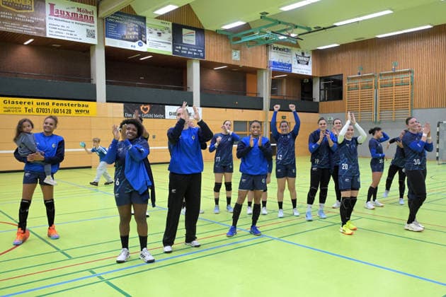 die Brasilianerinnen bedanken sich bei den Fans TusSies Metzingen vs. Brasilien, Handball, Testspiel, Saison 2025 2026, 25.11.2025 TusSies Metzingen vs. Brasilien, Handball, Testspiel, Saison 2025 2026, 25.11.2025 Holzgerlingen Copyright: xEibner-Pressefoto TobiasxBaurx EP_TBR