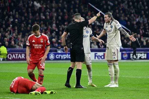AMSTERDAM (l-r) Nicolas Otamendi of Benfica, Samuel Dahl of Benfica, referee Sven Jablonski, Wout Weghorst of AFC Ajax during the Champions League match between AFC Ajax and Benfica at the Johan Cruijff ArenA on November 25, 2025, in Amsterdam, Netherlands. ANP OLAF KRAAK UEFA Champions League Matchday 5 2025-2026 xVIxANPxSportx xxANPxIVx 543057184 originalFilename: 543057184.jpg