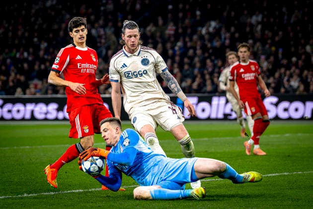 AFC Ajax Amsterdam forwarder Wout Weghorst, SL Benfica goalkeeper Anatoliy Trubin during the match FOOTBALL - CHAMPIONS LEAGUE - AJAX vs BENFICA at the Johan Cruijff ArenA for the Champions League - League phase - Matchday 5 season 2025-2026 in AMSTERDAM, Netherlands on 25 November 2025, (photo by Stefan Koops EYE4images DeFodi Images)