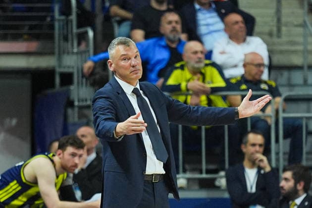 Fenerbahce Beko v Virtus Bologna - EuroLeague ISTANBUL, TURKIYE - NOVEMBER 25: Head coach Sarunas Jasikevicius of Fenerbahce Beko gestures during a play in the EuroLeague week 13 match between Fenerbahce Beko and Virtus Bologna at Ulker Sports and Event Hall in Istanbul, Turkiye on November 25, 2025. Adem Kutucu Anadolu Istanbul Turkey. Editorial use only. Please get in touch for any other usage.  Copyright: x2025xAnadoluxAdemxKutucux