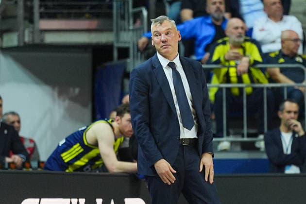 Fenerbahce Beko v Virtus Bologna - EuroLeague ISTANBUL, TURKIYE - NOVEMBER 25: Head coach Sarunas Jasikevicius of Fenerbahce Beko gestures during a play in the EuroLeague week 13 match between Fenerbahce Beko and Virtus Bologna at Ulker Sports and Event Hall in Istanbul, Turkiye on November 25, 2025. Adem Kutucu Anadolu Istanbul Turkey. Editorial use only. Please get in touch for any other usage.  Copyright: x2025xAnadoluxAdemxKutucux