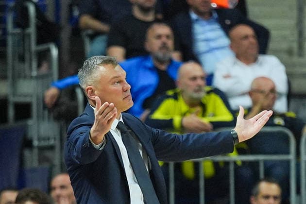 Fenerbahce Beko v Virtus Bologna - EuroLeague ISTANBUL, TURKIYE - NOVEMBER 25: Head coach Sarunas Jasikevicius of Fenerbahce Beko gestures during a play in the EuroLeague week 13 match between Fenerbahce Beko and Virtus Bologna at Ulker Sports and Event Hall in Istanbul, Turkiye on November 25, 2025. Adem Kutucu Anadolu Istanbul Turkey. Editorial use only. Please get in touch for any other usage.  Copyright: x2025xAnadoluxAdemxKutucux