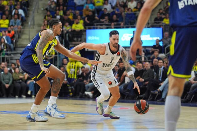 Fenerbahce Beko v Virtus Bologna - EuroLeague ISTANBUL, TURKIYE - NOVEMBER 25: Fenerbahce Beko player Armando Bacot Jr. (L) challenges Virtus Bologna player Luca Vildoza (R) during a play in the EuroLeague week 13 match between Fenerbahce Beko and Virtus Bologna at Ulker Sports and Event Hall in Istanbul, Turkiye on November 25, 2025. Adem Kutucu Anadolu Istanbul Turkey. Editorial use only. Please get in touch for any other usage.  Copyright: x2025xAnadoluxAdemxKutucux