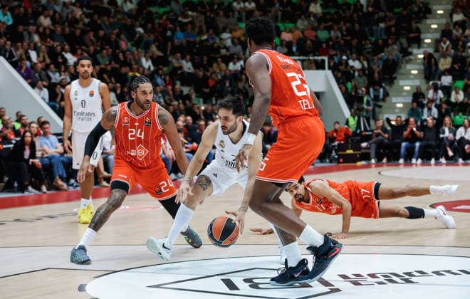 Hapoel Tel Aviv v Real Madrid - EuroLeague BOTEVGRAD, BULGARIA - NOVEMBER 25: Facundo Campazzo (C) of Real Madrid in action against Ish Wainright (24) and Dan Oturu (front) of Hapoel Tel Aviv during the EuroLeague regular season round 13 basketball match between Hapoel Tel Aviv and Real Madrid at the Arena Botevgrad, Botevgrad, Bulgaria on November 25, 2025. Borislav Troshev Anadolu Botevgrad Bulgaria. Editorial use only. Please get in touch for any other usage.  Copyright: x2025xAnadoluxBorislavxTroshevx