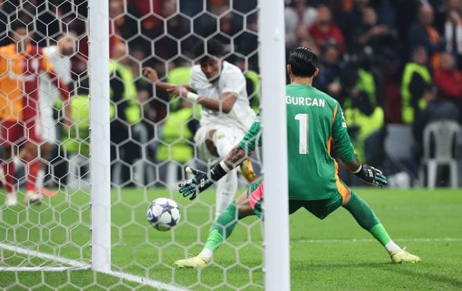 Union s Kevin Rodriguez fights for the ball during a soccer game between Turkish Galatasaray SK and Belgian Royale Union Saint-Gilloise on Tuesday 25 November 2025 in Istanbul, Turkey, on day 5 of the League phase of the UEFA Champions League tournament. VIRGINIExLEFOUR  x144220196x