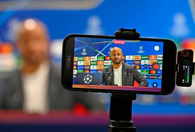 25.11.2025, Fussball UEFA Championsleague 2025 2026: Pressekonferenz des FC Bayern München am Tag vor dem Spiel FC Arsenal - FC Bayern München, im Emirates-Stadion London (England). Trainer Vincent Kompany (FC Bayern München) bei der Pressekonferenz