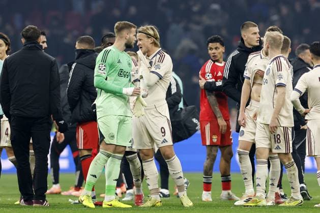 AMSTERDAM - (l-r) Ajax goalkeeper Vitezslav Jaros, Kasper Dolberg of Ajax, Davy Klaassen of Ajax during the Champions League match between AFC Ajax and SL Benfica at the Johan Cruijff ArenA on November 25, 2025, in Amsterdam, Netherlands. ANP HOLLANDSE HOOGTE MAURICE VAN STEEN UEFA Champions League Matchday 5 2025-2026 xVIxANPxSportx xMauricexvanxSteenxIVx 543059704 originalFilename: 543059704.jpg