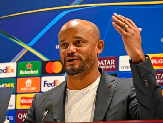 25.11.2025, Fussball UEFA Championsleague 2025 2026: Pressekonferenz des FC Bayern München am Tag vor dem Spiel FC Arsenal - FC Bayern München, im Emirates-Stadion London (England). Trainer Vincent Kompany (FC Bayern München) gestikuliert bei der Pressekonferenz