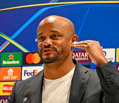 25.11.2025, Fussball UEFA Championsleague 2025 2026: Pressekonferenz des FC Bayern München am Tag vor dem Spiel FC Arsenal - FC Bayern München, im Emirates-Stadion London (England). Trainer Vincent Kompany (FC Bayern München) gestikuliert bei der Pressekonferenz