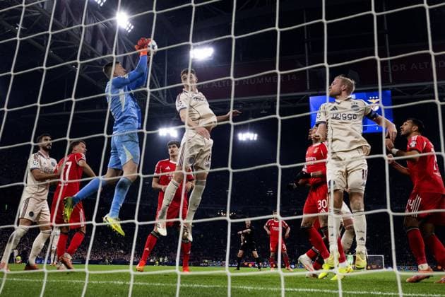 MSTERDAM - Benfica goalkeeper Anatoliy Trubin, Youri Baas of Ajax, and Davy Klaasen of Ajax during the Champions League match between AFC Ajax and Benfica at the Johan Cruijff ArenA on November 25, 2025, in Amsterdam, Netherlands. ANP OLAF KRAAK UEFA Champions League Matchday 5 2025-2026 xVIxANPxSportx xxANPxIVx 543060964 originalFilename: 543060964.jpg
