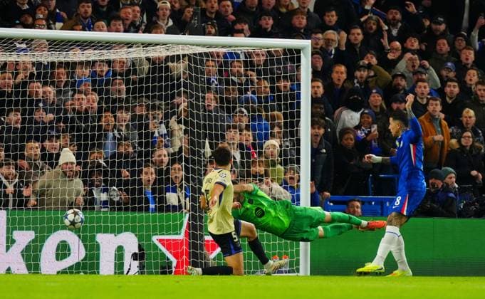 Enzo Fernandez of Chelsea has an early goal ruled out Chelsea v Barcelona, UEFA Champions League, Group Stage, Football, Stamford Bridge, London, UK- 25 Nov 2025London Stamford Bridge United Kingdom EDITORIAL USE ONLY No use with unauthorised audio, video, data, fixture lists, club league logos or live services. Online in-match use limited to 120 images, no video emulation. No use in betting, games or single club league player publications. Copyright: xJavierxGarcia Shutterstockx 15927903ae