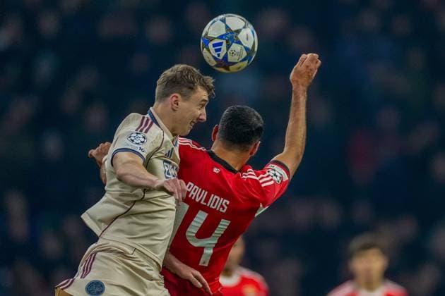 AMSTERDAM , 25-11-2025 , JohanCruyff Arena , season 2025 2026 , UEFA Champions League football , League phase Matchday 5 , match between Ajax and Benfica , picture shows Ajax player Youri Regeer vs Benfica player Vangelis Pavlidis Ajax - Benfica  x32196747x Copyright: