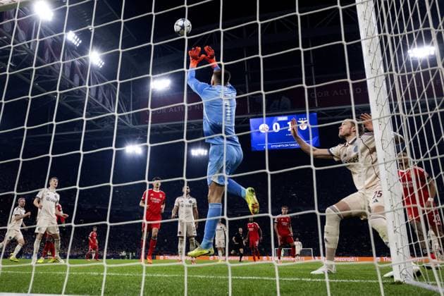 MSTERDAM - Benfica goalkeeper Anatoliy Trubin, Wout Weghorst of Ajax during the Champions League match between AFC Ajax and Benfica at the Johan Cruijff ArenA on November 25, 2025, in Amsterdam, Netherlands. ANP OLAF KRAAK UEFA Champions League Matchday 5 2025-2026 xVIxANPxSportx xxANPxIVx 543061157 originalFilename: 543061157.jpg