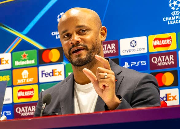 25.11.2025, Fussball UEFA Championsleague 2025 2026: Pressekonferenz des FC Bayern München am Tag vor dem Spiel FC Arsenal - FC Bayern München, im Emirates-Stadion London (England). Trainer Vincent Kompany (FC Bayern München) stellt sich den Fagen der Journalisten