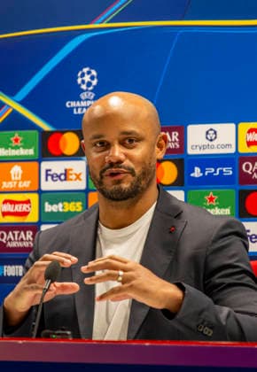 25.11.2025, Fussball UEFA Championsleague 2025 2026: Pressekonferenz des FC Bayern München am Tag vor dem Spiel FC Arsenal - FC Bayern München, im Emirates-Stadion London (England). Trainer Vincent Kompany (FC Bayern München) stellt sich den Fagen der Journalisten