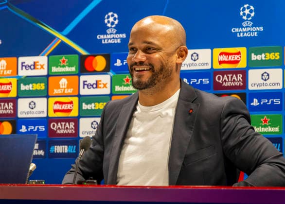 25.11.2025, Fussball UEFA Championsleague 2025 2026: Pressekonferenz des FC Bayern München am Tag vor dem Spiel FC Arsenal - FC Bayern München, im Emirates-Stadion London (England). Trainer Vincent Kompany (FC Bayern München) stellt sich gut gelaunt den Fagen der Journalisten