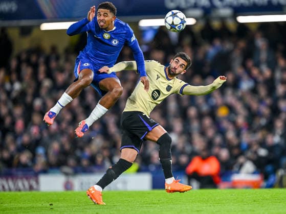 Wesley Fofana (Chelsea FC ) und Ferran Torres FC Barcelona, Barca battle for the ball during the UEFA Champions League 2025 26 League Phase MD5 match between Chelsea FC and FC Barcelona at Stamford Bridge on November 25, 2025 in London, United Kingdom. (Photo by Harry Langer DeFodi Images)