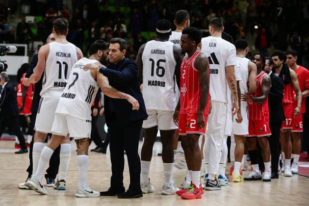 Hapoel s head coach Dimitrios Itoudis congratulating Real Madrid s Facundo Campazzo during the Euroleague game between Hapoel IBI Tel Aviv vs Real Madrid - Arena Botevgrad in Botevgrad, Bulgaria on November 25, 2025  Copyright: xIvanxSxIvanov IPAxSportx xipa-agency.netx xx IPA_68376637 IPA_Agency_IPA68376637