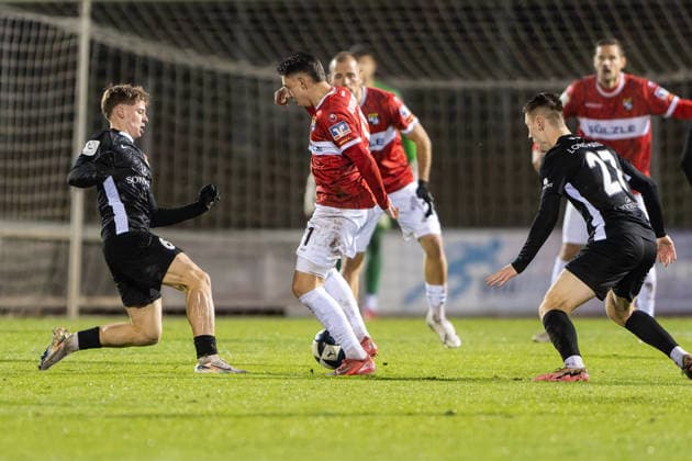 Voker Mistl, (SG Sonnenhof Grossaspach, 06) links gegen Pedro Almeida Morais, (TSG Balingen, 11), TSG Balingen vs. SG Sonnenhof Grossaspach, Fussball, Regionalliga Suedwest, 18. Spieltag, Saison 2025 2026, 25.11.2025, Eibner-Pressefoto Andreas Ulmer TSG Balingen vs. SG Sonnenhof Grossaspach, Fussball, Regionalliga Suedwest, 18. Spieltag, Saison 2025 2026, 25.11.2025, Balingen Copyright: xEibner-Pressefoto AndreasxUlmerx EP_AUR