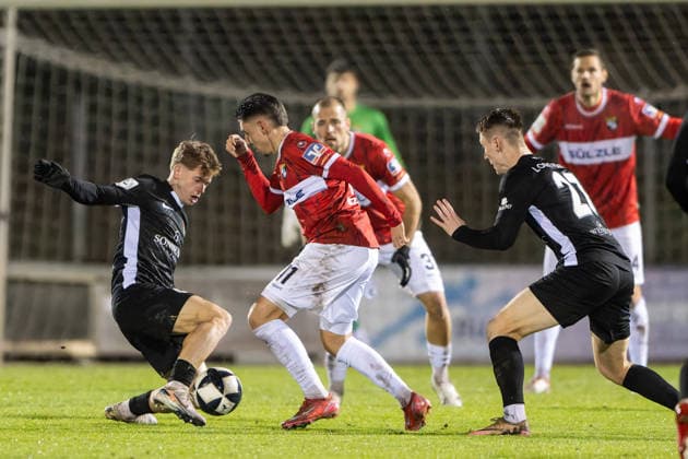 Voker Mistl, (SG Sonnenhof Grossaspach, 06) links gegen Pedro Almeida Morais, (TSG Balingen, 11), TSG Balingen vs. SG Sonnenhof Grossaspach, Fussball, Regionalliga Suedwest, 18. Spieltag, Saison 2025 2026, 25.11.2025, Eibner-Pressefoto Andreas Ulmer TSG Balingen vs. SG Sonnenhof Grossaspach, Fussball, Regionalliga Suedwest, 18. Spieltag, Saison 2025 2026, 25.11.2025, Balingen Copyright: xEibner-Pressefoto AndreasxUlmerx EP_AUR
