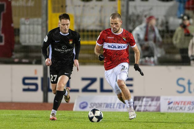 Simon Klostermann, (TSG Balingen, 33) gegen Loris Maier (SG Sonnenhof Grossaspach, 27), TSG Balingen vs. SG Sonnenhof Grossaspach, Fussball, Regionalliga Suedwest, 18. Spieltag, Saison 2025 2026, 25.11.2025, Eibner-Pressefoto Andreas Ulmer TSG Balingen vs. SG Sonnenhof Grossaspach, Fussball, Regionalliga Suedwest, 18. Spieltag, Saison 2025 2026, 25.11.2025, Balingen Copyright: xEibner-Pressefoto AndreasxUlmerx EP_AUR